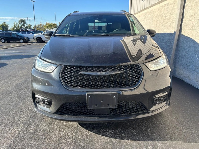 Chrysler Pacifica Vehicle Full-screen Gallery Image 08