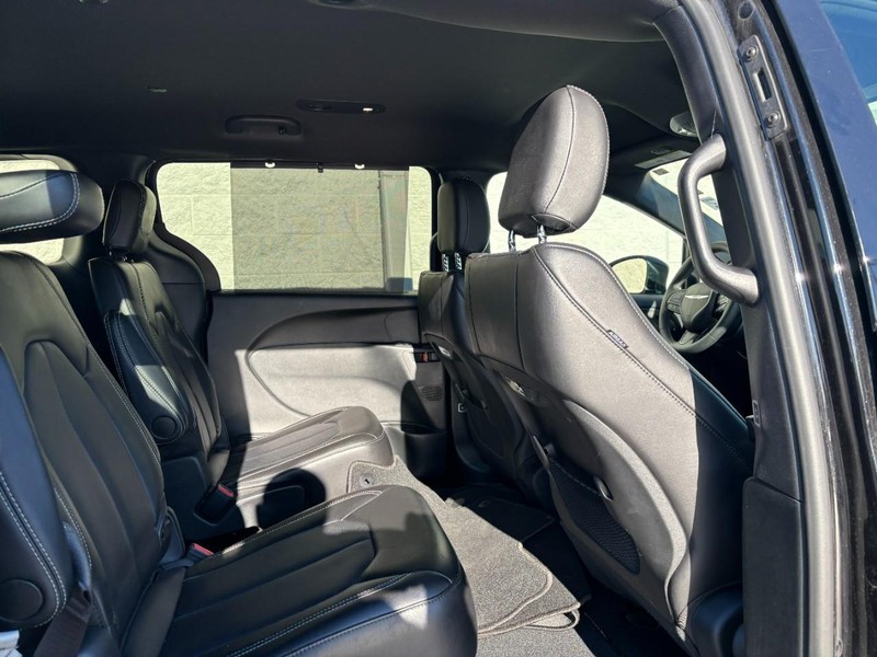 Chrysler Pacifica Vehicle Full-screen Gallery Image 09