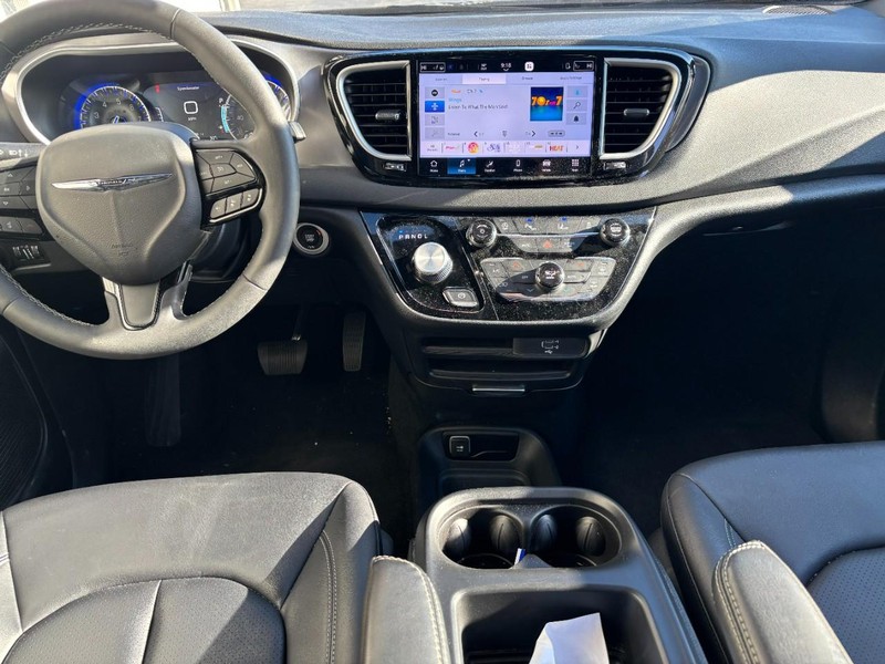 Chrysler Pacifica Vehicle Full-screen Gallery Image 10