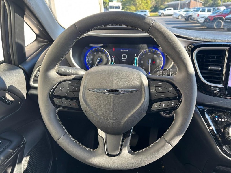 Chrysler Pacifica Vehicle Full-screen Gallery Image 11