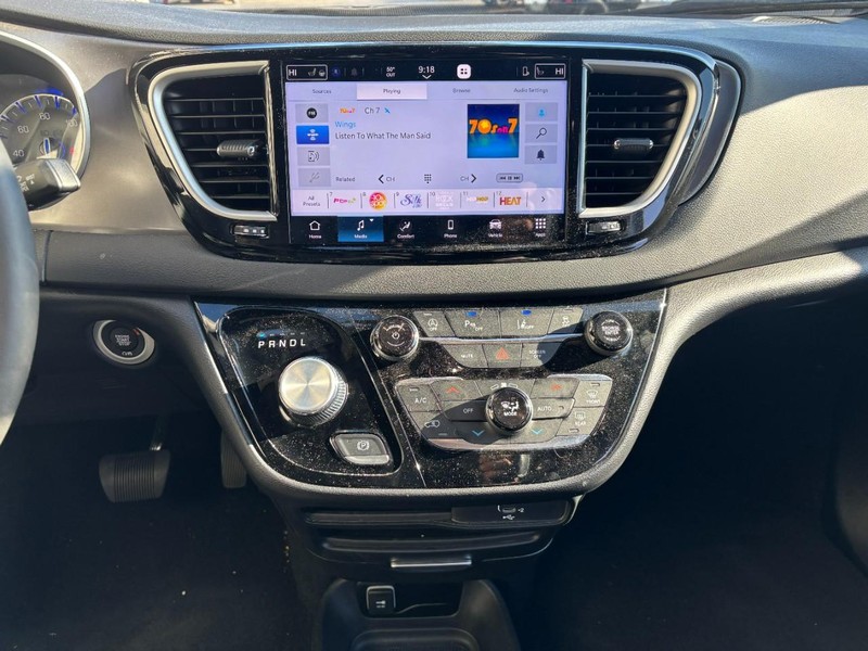 Chrysler Pacifica Vehicle Full-screen Gallery Image 12