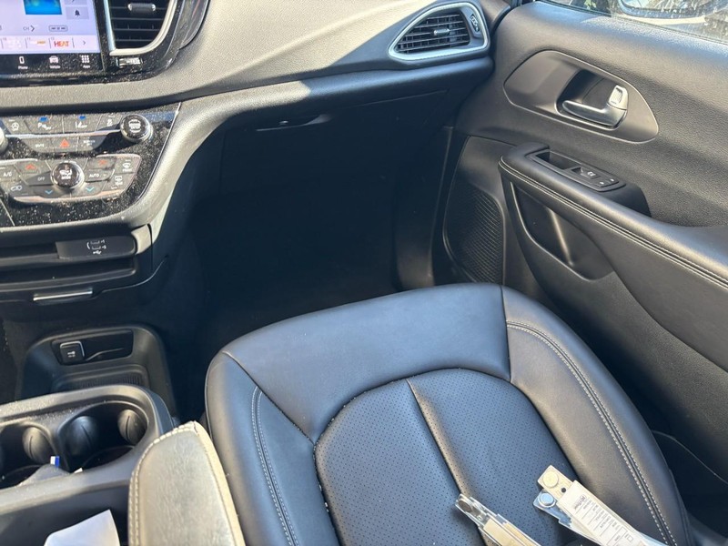 Chrysler Pacifica Vehicle Full-screen Gallery Image 13