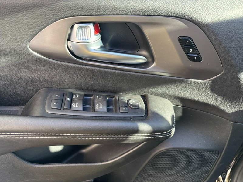 Chrysler Pacifica Vehicle Full-screen Gallery Image 14