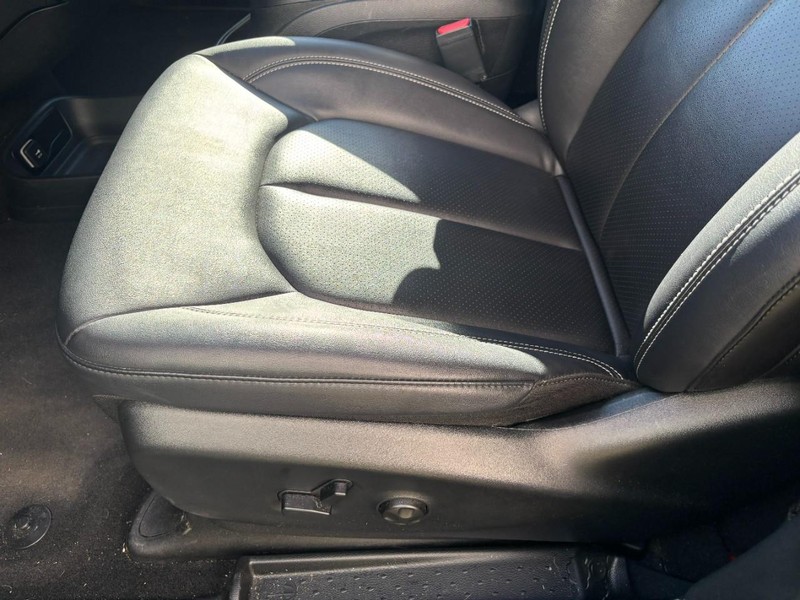 Chrysler Pacifica Vehicle Full-screen Gallery Image 15