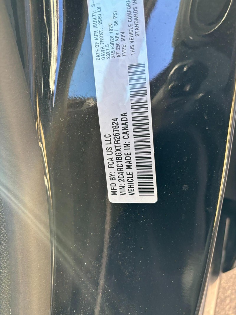 Chrysler Pacifica Vehicle Full-screen Gallery Image 16