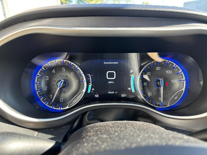 Chrysler Pacifica Vehicle Full-screen Gallery Image 17
