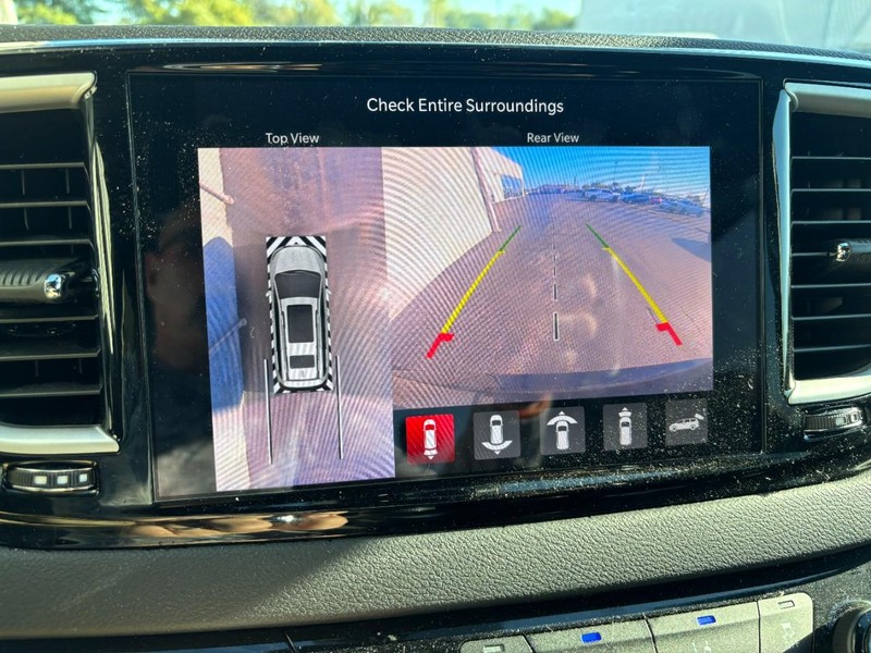 Chrysler Pacifica Vehicle Full-screen Gallery Image 18