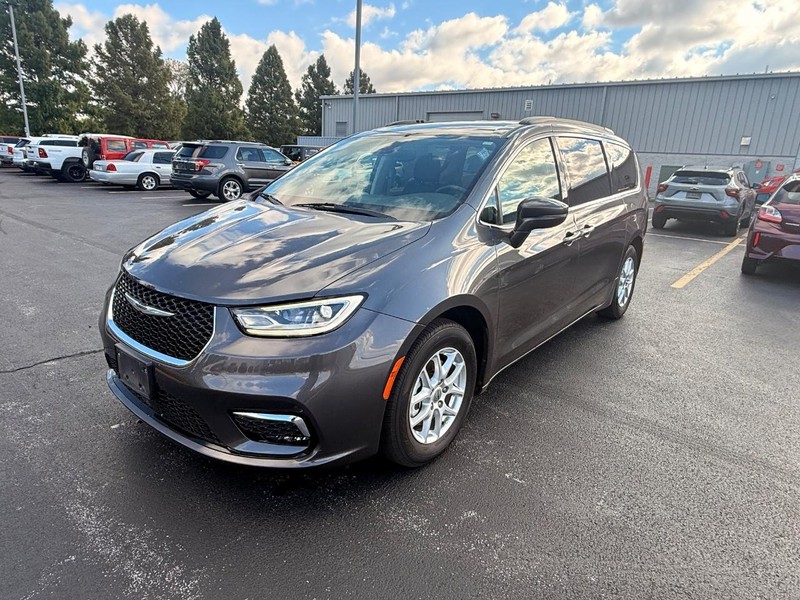 Chrysler Pacifica Vehicle Full-screen Gallery Image 02