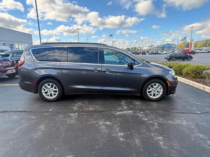 Chrysler Pacifica Vehicle Full-screen Gallery Image 05