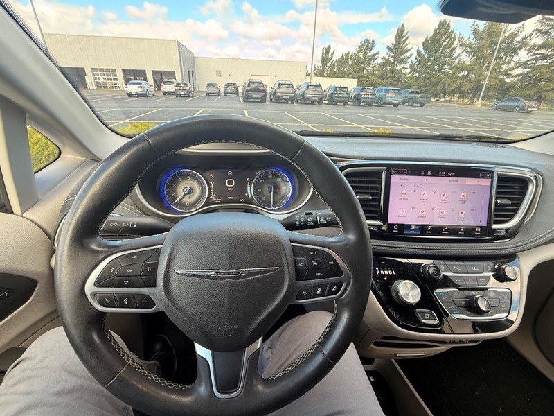 Chrysler Pacifica Vehicle Full-screen Gallery Image 06