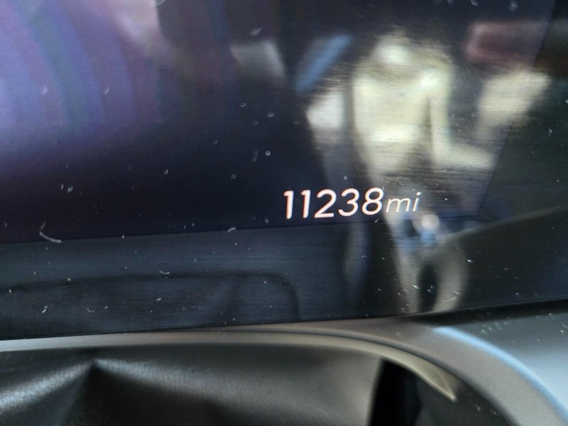 Buick Encore GX Vehicle Full-screen Gallery Image 06