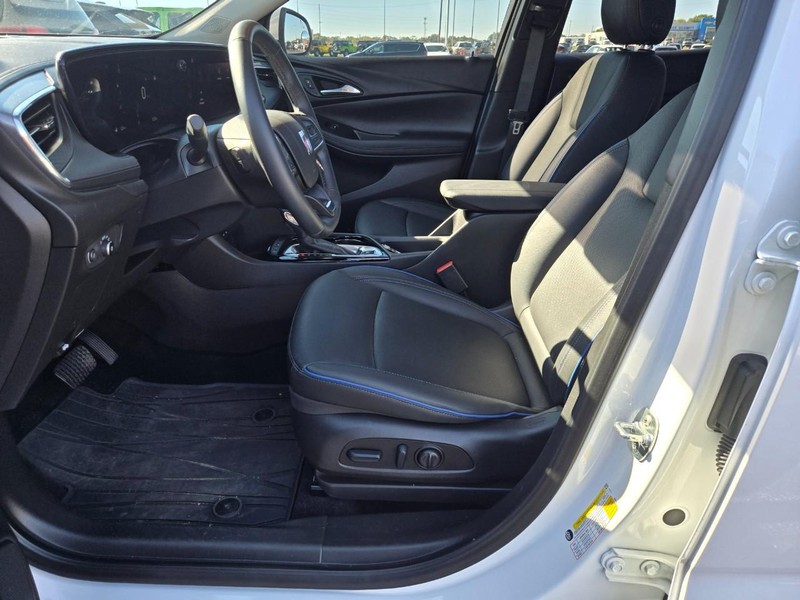 Buick Encore GX Vehicle Full-screen Gallery Image 11