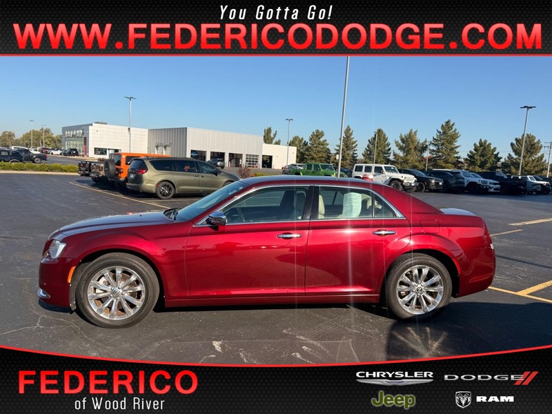 Chrysler 300 Vehicle Full-screen Gallery Image 01