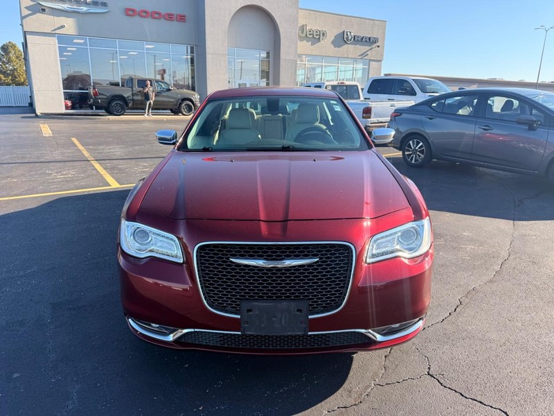 Chrysler 300 Vehicle Full-screen Gallery Image 04