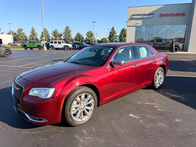 Chrysler 300 Vehicle Full-screen Gallery Image 05