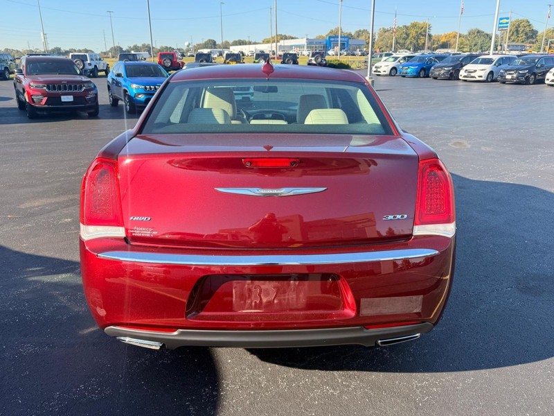 Chrysler 300 Vehicle Full-screen Gallery Image 06