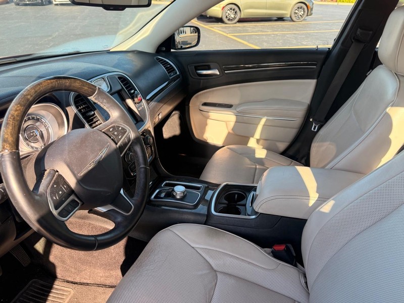 Chrysler 300 Vehicle Full-screen Gallery Image 07