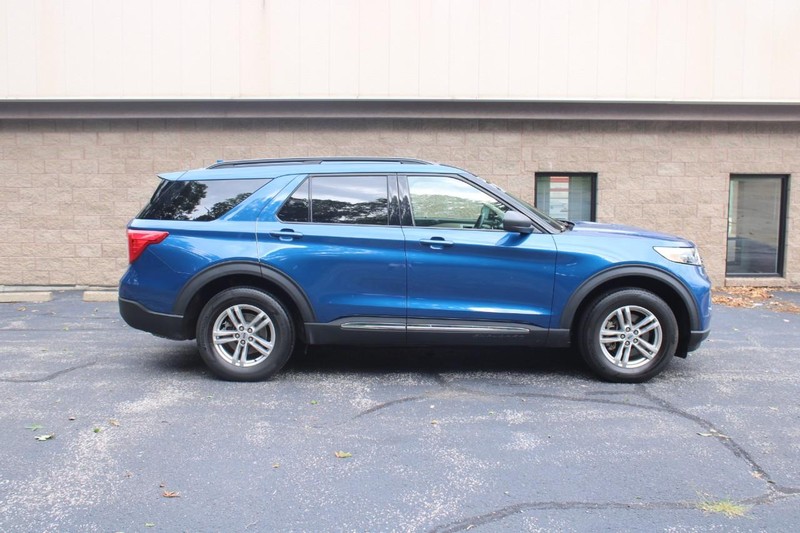 Ford Explorer Vehicle Full-screen Gallery Image 02