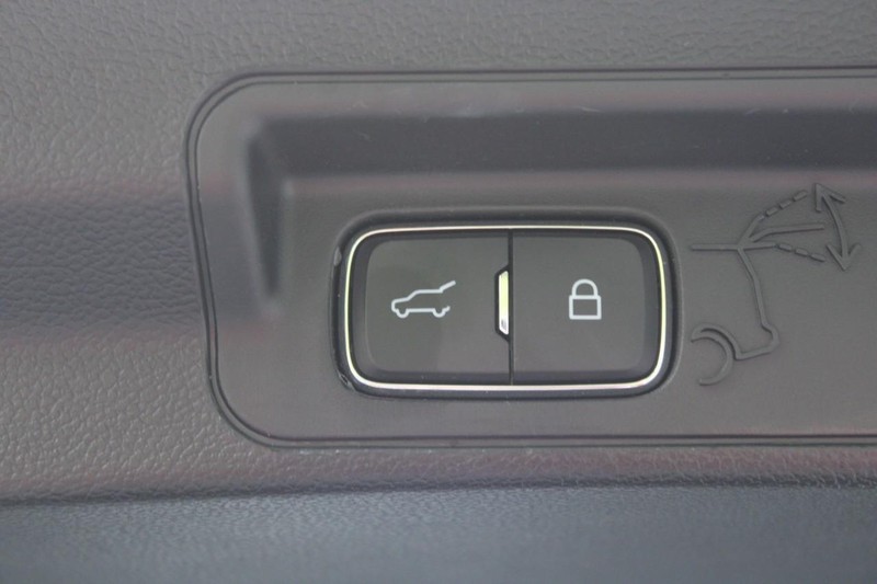 Ford Explorer Vehicle Full-screen Gallery Image 06