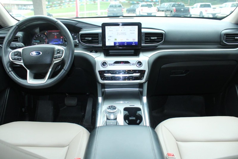 Ford Explorer Vehicle Full-screen Gallery Image 12