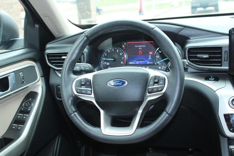 Ford Explorer Vehicle Full-screen Gallery Image 13