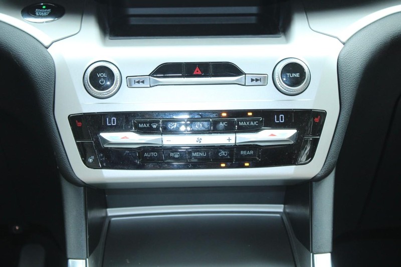 Ford Explorer Vehicle Full-screen Gallery Image 17