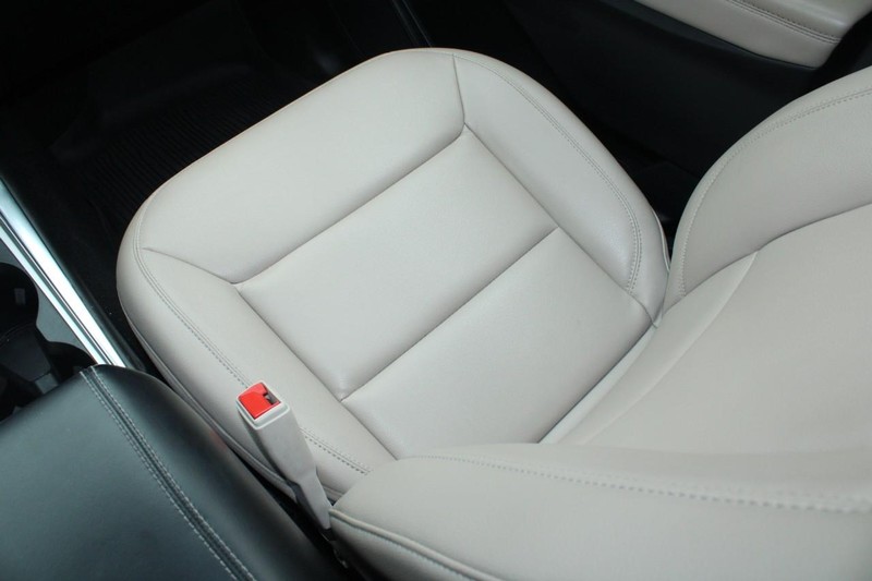 Ford Explorer Vehicle Full-screen Gallery Image 19