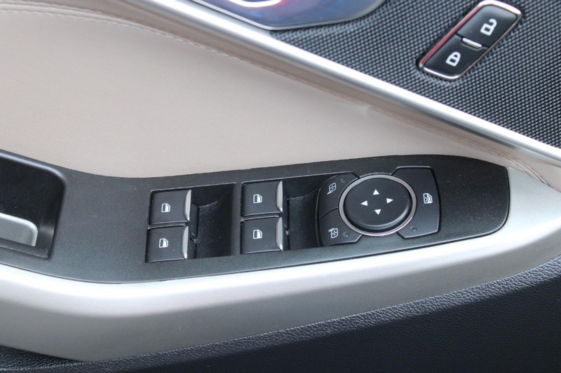 Ford Explorer Vehicle Full-screen Gallery Image 20