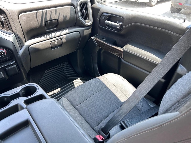 Chevrolet Silverado 1500 Vehicle Full-screen Gallery Image 16