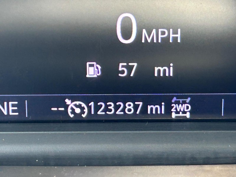 Chevrolet Silverado 1500 Vehicle Full-screen Gallery Image 19