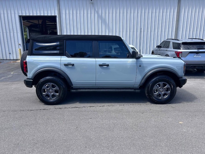 Ford Bronco Vehicle Full-screen Gallery Image 04