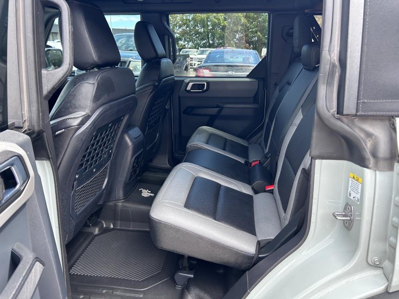 Ford Bronco Vehicle Full-screen Gallery Image 09