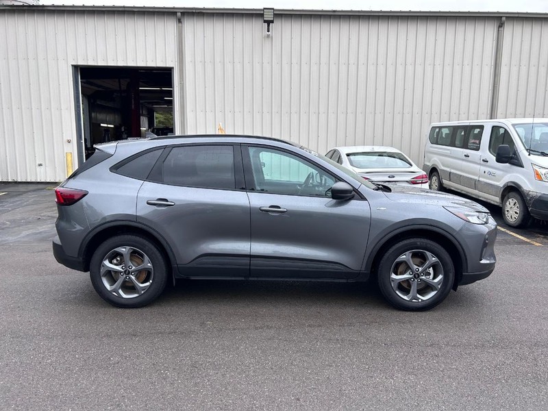 Ford Escape Vehicle Full-screen Gallery Image 04