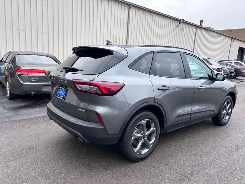 Ford Escape Vehicle Full-screen Gallery Image 05