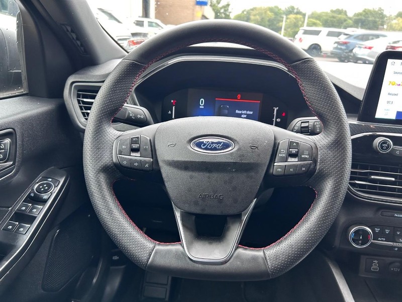 Ford Escape Vehicle Full-screen Gallery Image 11