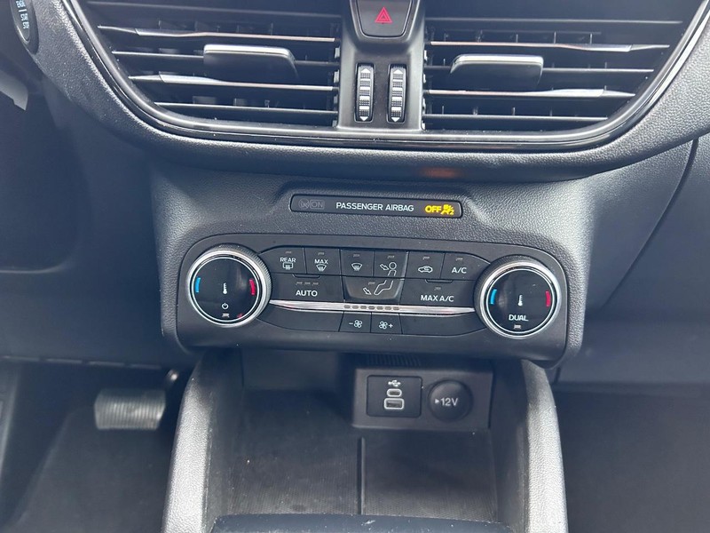 Ford Escape Vehicle Full-screen Gallery Image 15