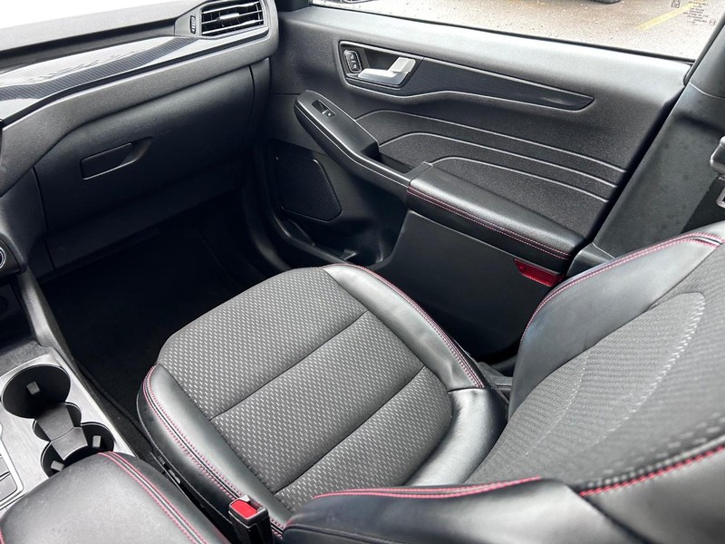 Ford Escape Vehicle Full-screen Gallery Image 17