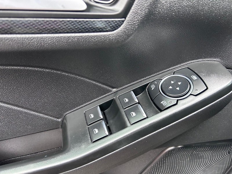 Ford Escape Vehicle Full-screen Gallery Image 18