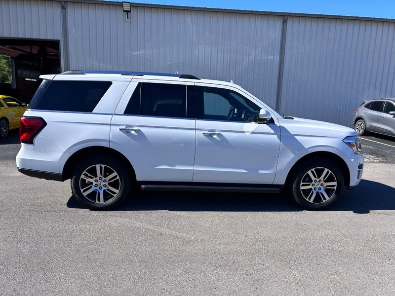 Ford Expedition Vehicle Full-screen Gallery Image 04