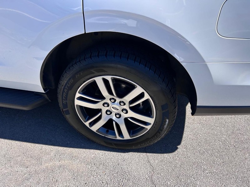 Ford Expedition Vehicle Full-screen Gallery Image 09