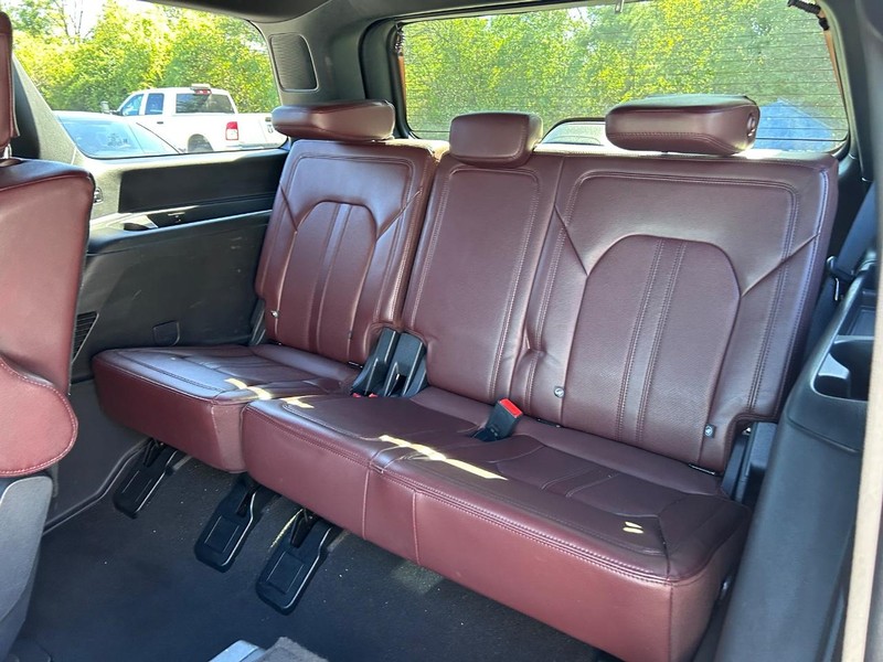 Ford Expedition Vehicle Full-screen Gallery Image 10