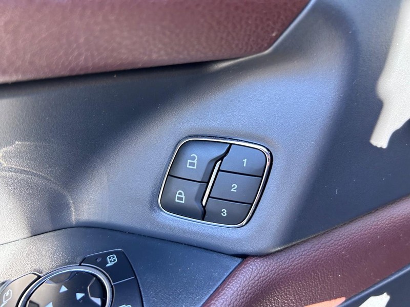 Ford Expedition Vehicle Full-screen Gallery Image 23