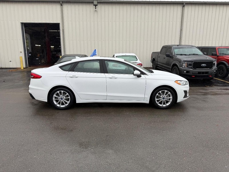 Ford Fusion Vehicle Full-screen Gallery Image 03