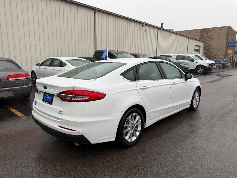 Ford Fusion Vehicle Full-screen Gallery Image 04