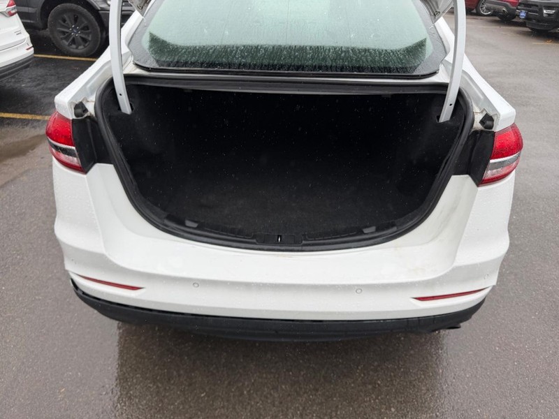 Ford Fusion Vehicle Full-screen Gallery Image 06