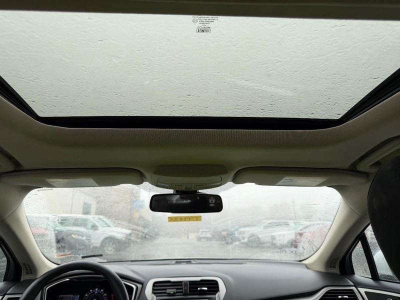 Ford Fusion Vehicle Full-screen Gallery Image 09