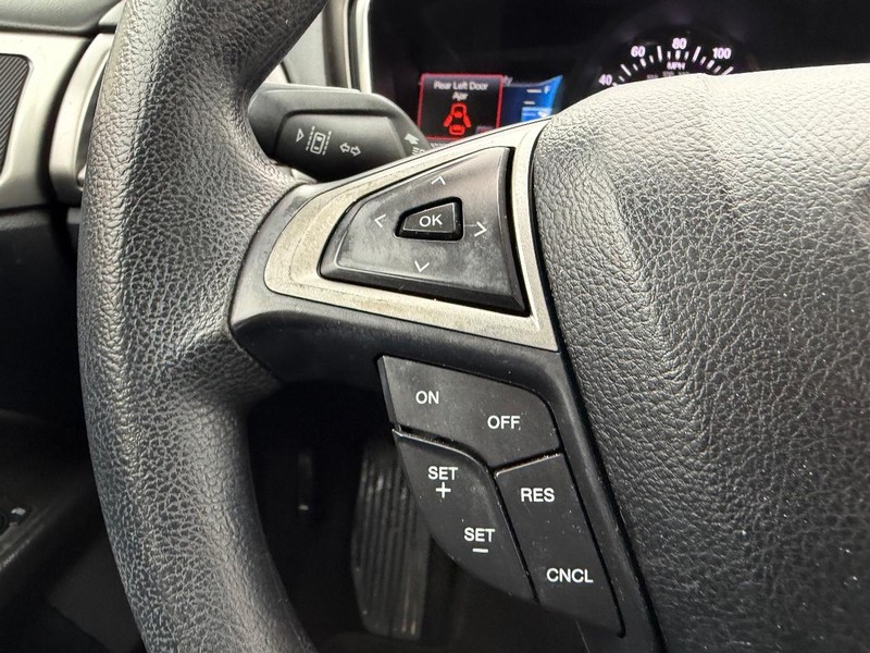 Ford Fusion Vehicle Full-screen Gallery Image 12