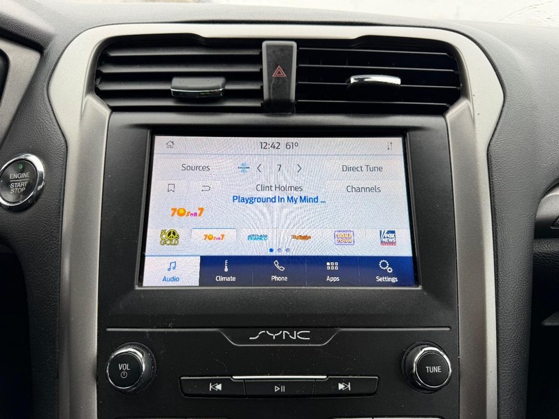 Ford Fusion Vehicle Full-screen Gallery Image 14