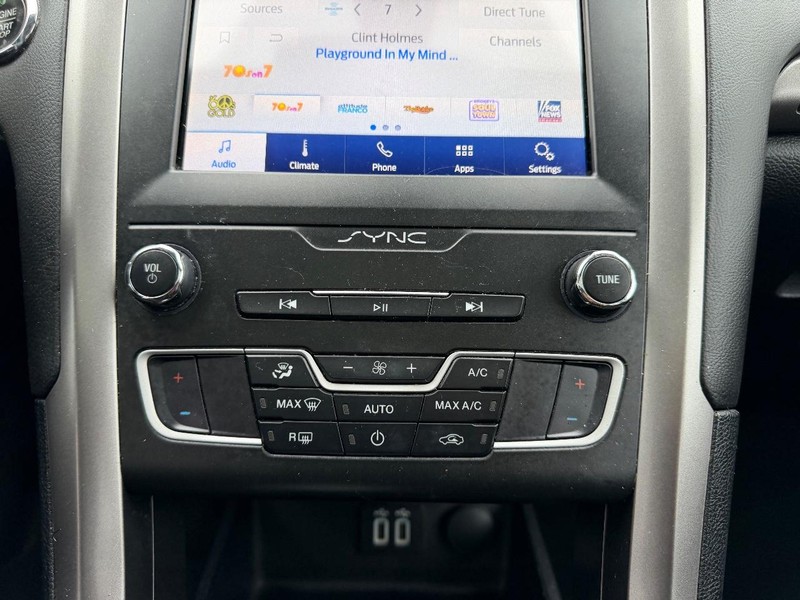 Ford Fusion Vehicle Full-screen Gallery Image 15