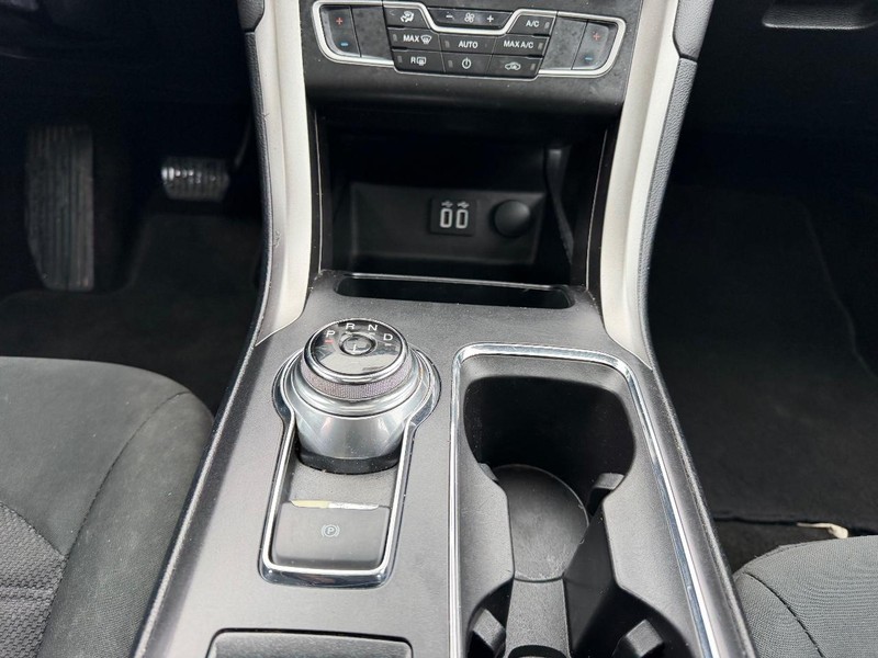 Ford Fusion Vehicle Full-screen Gallery Image 16